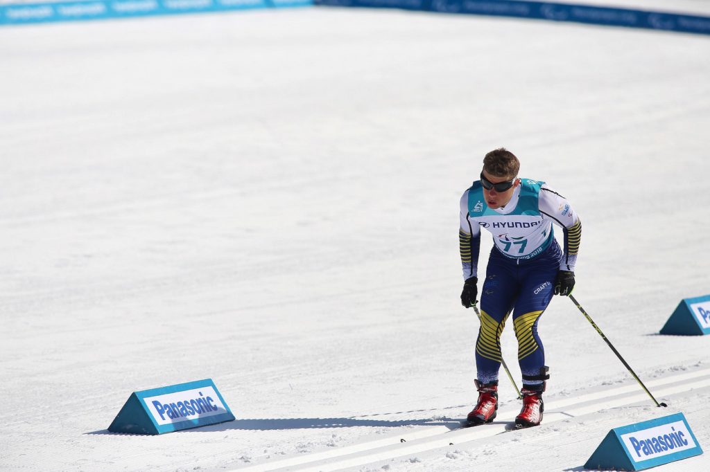 Zebastian Modin i skidspåret en solig dag under Paralympics 2018.