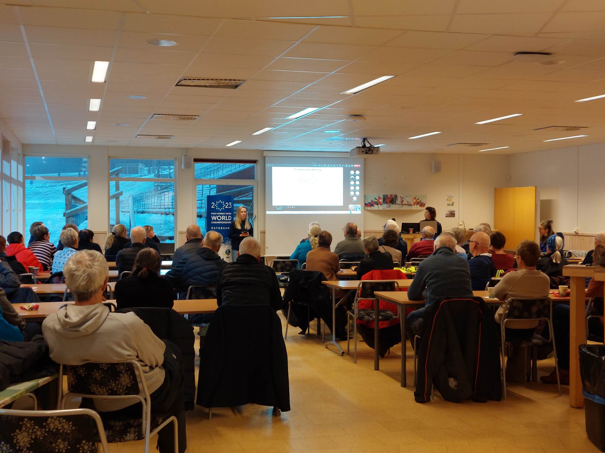 Ungefär ett 50-tal kom till funktionärsträffen i Östersund. På bilden syns Caroline Hammar hålla en föreläsning för gruppen.