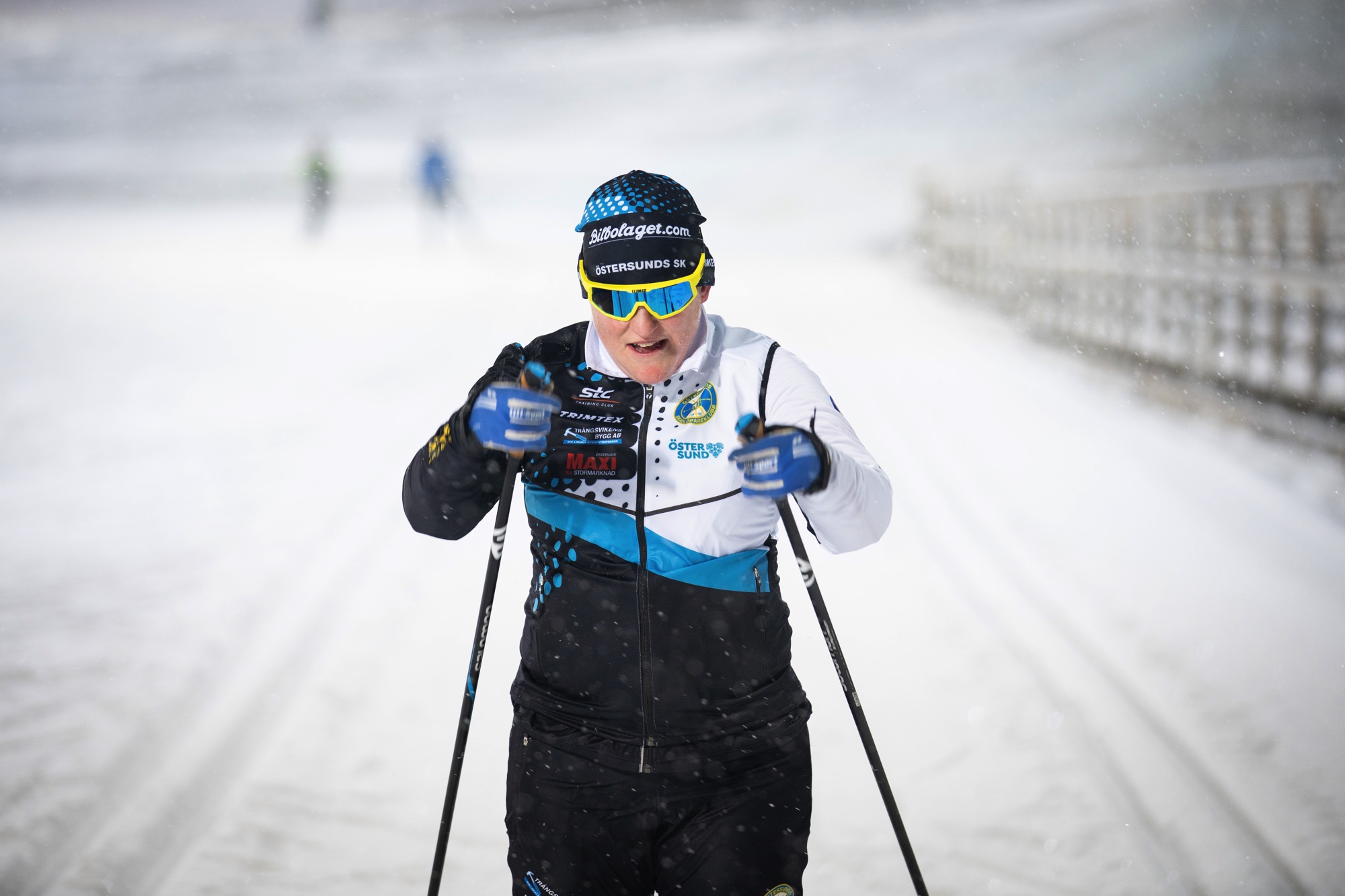 Längdskidåkaren Eva Dahlberg stakar sig fram på en snöig skidstadion i Östersund..