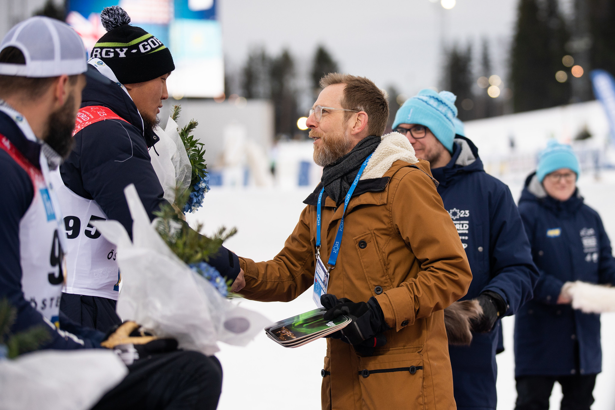 Socialminister Jakob Forssmed delar ut pris på para-VM i längdskidor och skidskytte.