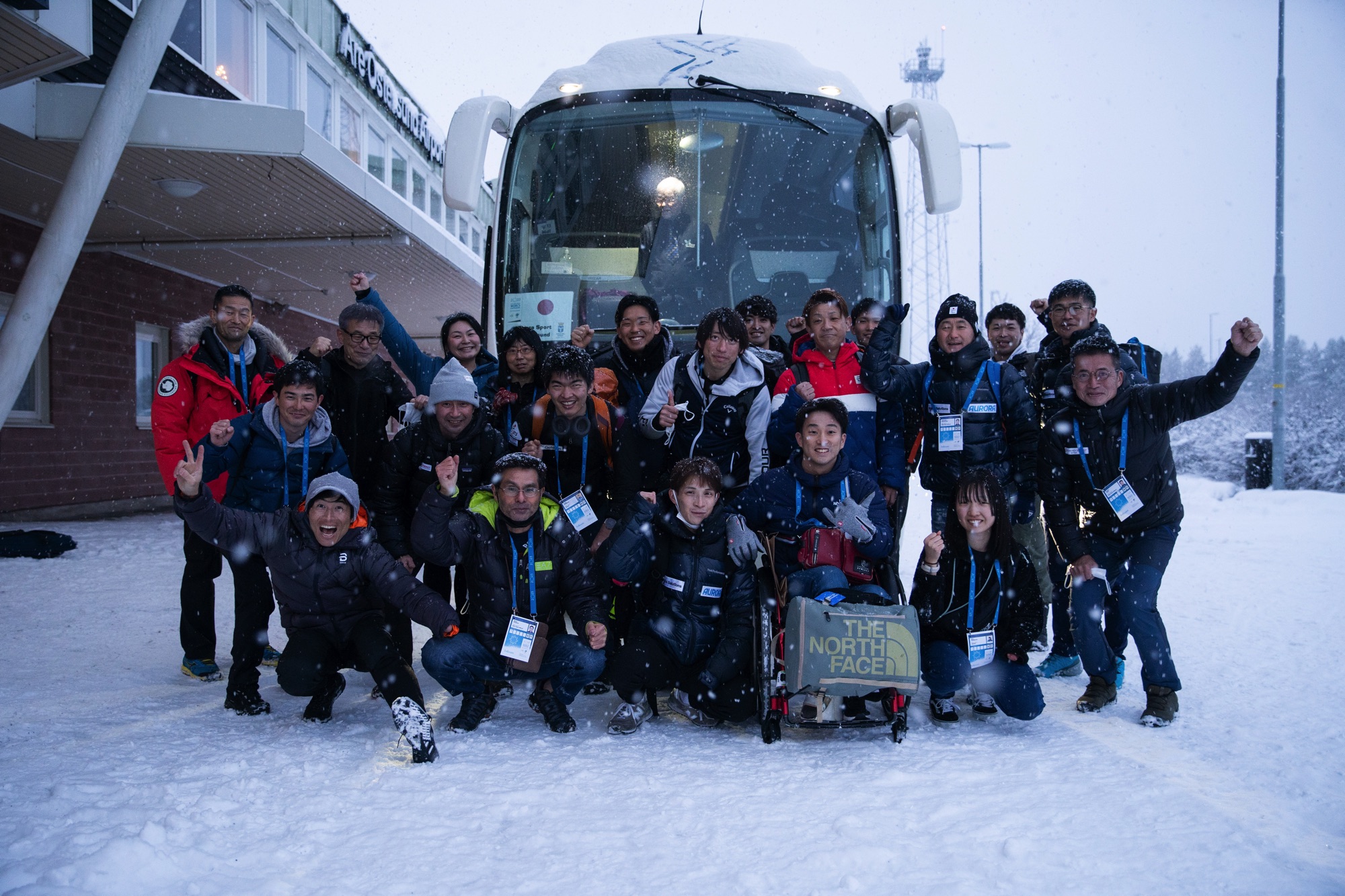 Gruppbild på den japanska delegationen utanför flygplatsen i Östersund.